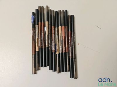 un gros plan sur un assortiment de crayons de couleur posés sur une table