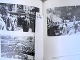 un livre ouvert contenant des photos de personnes et de voitures