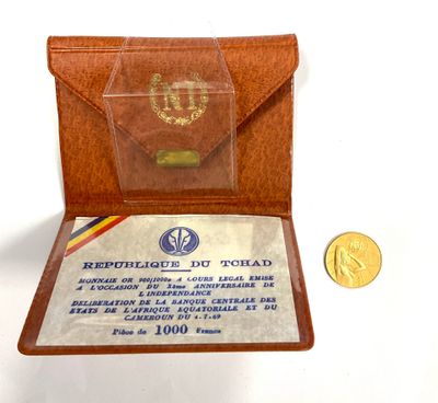 un petit portefeuille contenant une pièce