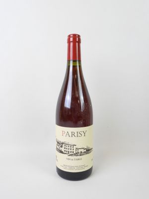 une bouteille de vin posée sur une table