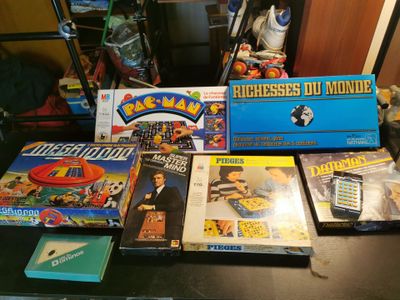 beaucoup de jouets et de jeux sur la table