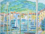 tableau représentant des bateaux amarrés dans un port, avec des montagnes en arrière-plan