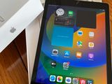 une tablette posée sur une table à côté d'une tasse de café