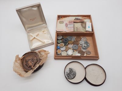 une boîte de pièces et une boîte de pièces posées sur une table