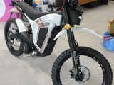 une moto tout-terrain garée dans un garage