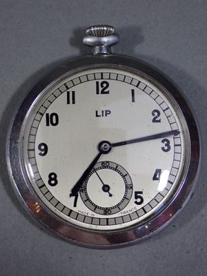 un gros plan d'une montre de poche en argent posée sur une table