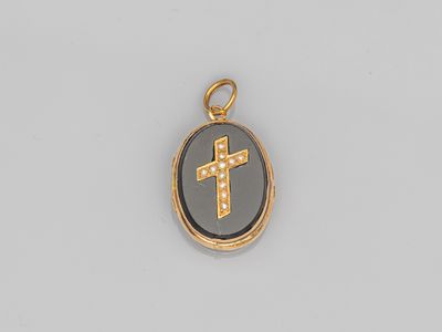 un pendentif en forme de croix en émail doré et noir