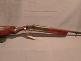 gros plan d'un fusil sur une table à fond blanc
