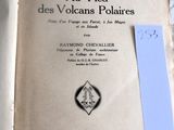 un livre sur lequel est posé un bout de papier