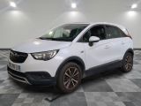 la voiture blanche est garée sur le sol à carreaux d'une pièce