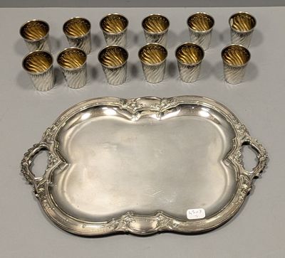 service de table en métal argenté comprenant six tasses et un plateau
