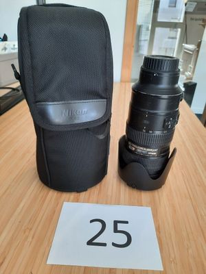 un sac photo et un objectif posé sur une table
