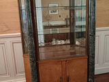 une vitrine en verre dans le coin d'une pièce