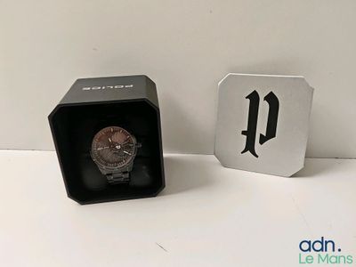 une image montrant une montre posée dans une boîte, à côté d'une autre boîte contenant une montre