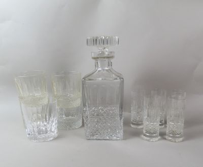 Des bouteilles et des verres sont alignés sur une surface blanche
