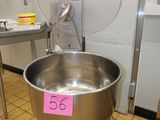 une photo d'une cuisine avec un grand saladier posé par terre