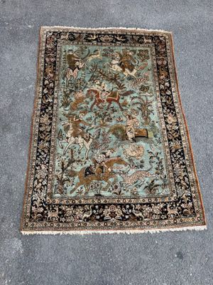 un tapis posé par terre, avec un chat allongé dessus