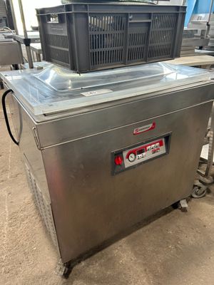 l'image d'une machine installée dans un entrepôt