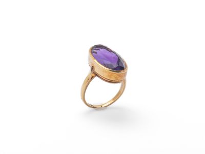une bague en or sertie d'une pierre ovale d'améthorate au centre