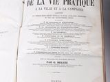 un livre ouvert posé sur une table blanche à côté d'une tasse de café