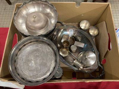 Un ensemble de métal argenté dont deux seaux à champagne, de… - Photo 1