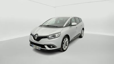 une voiture blanche dans une pièce blanche au sol blanc