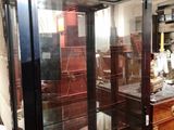 une vitrine en verre au milieu d'une pièce