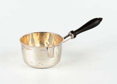 une tasse argentée avec une anse noire sur un fond blanc