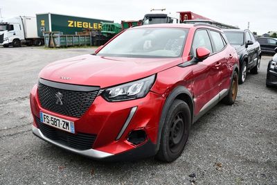 un SUV rouge garé sur un parking