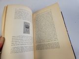 une personne tenant un livre ouvert sur lequel figure une illustration