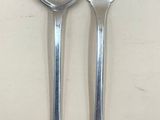 deux cuillères et une fourchette en argent sur une table