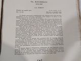 une feuille de papier posée sur une table