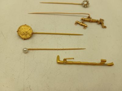 beaucoup d'objets en or posés sur une table