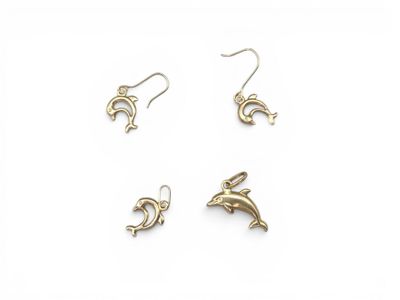 un lot de trois boucles d'oreilles en or ornées de dauphins