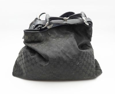 une image d'un sac Guccissi sur fond blanc