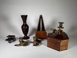 un grand nombre d'objets différents posés sur une table