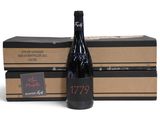 deux cartons de vin et une bouteille de vin posés les uns à côté des autres