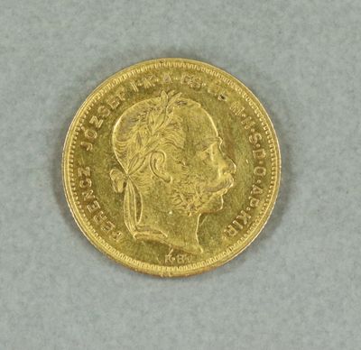 gros plan d'une pièce d'or portant un visage de femme