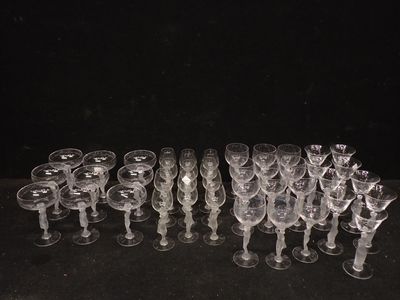 un grand nombre de verres à vin posés sur une table