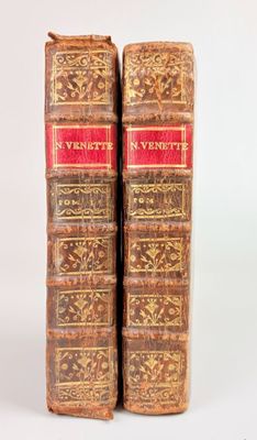 une paire de vieux livres posés l'un sur l'autre