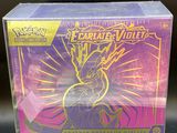un gros plan sur une boîte de Pokémon TCW TCW TCW TCW TCW TCW TC