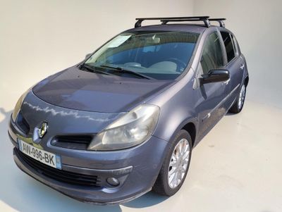 la photo d'une voiture bleue garée dans un garage