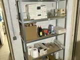 une pièce dans laquelle se trouvent un réfrigérateur, des étagères et d'autres objets