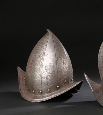 deux casques posés l'un à côté de l'autre