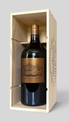 une bouteille de vin rouge dans un coffret en bois