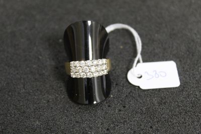 une bague posée sur une table