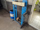 une machine bleue qui se trouve dans un garage