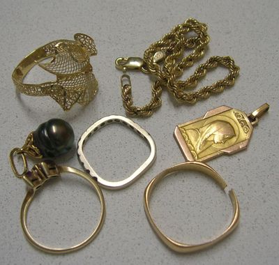 de nombreuses bagues et colliers de toutes sortes posés sur la table