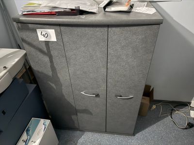 Lot comprenant : - Armoire à hauteur d'appui en bois gris Ou…