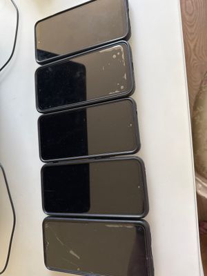 une boîte contenant tout un tas de téléphones portables différents